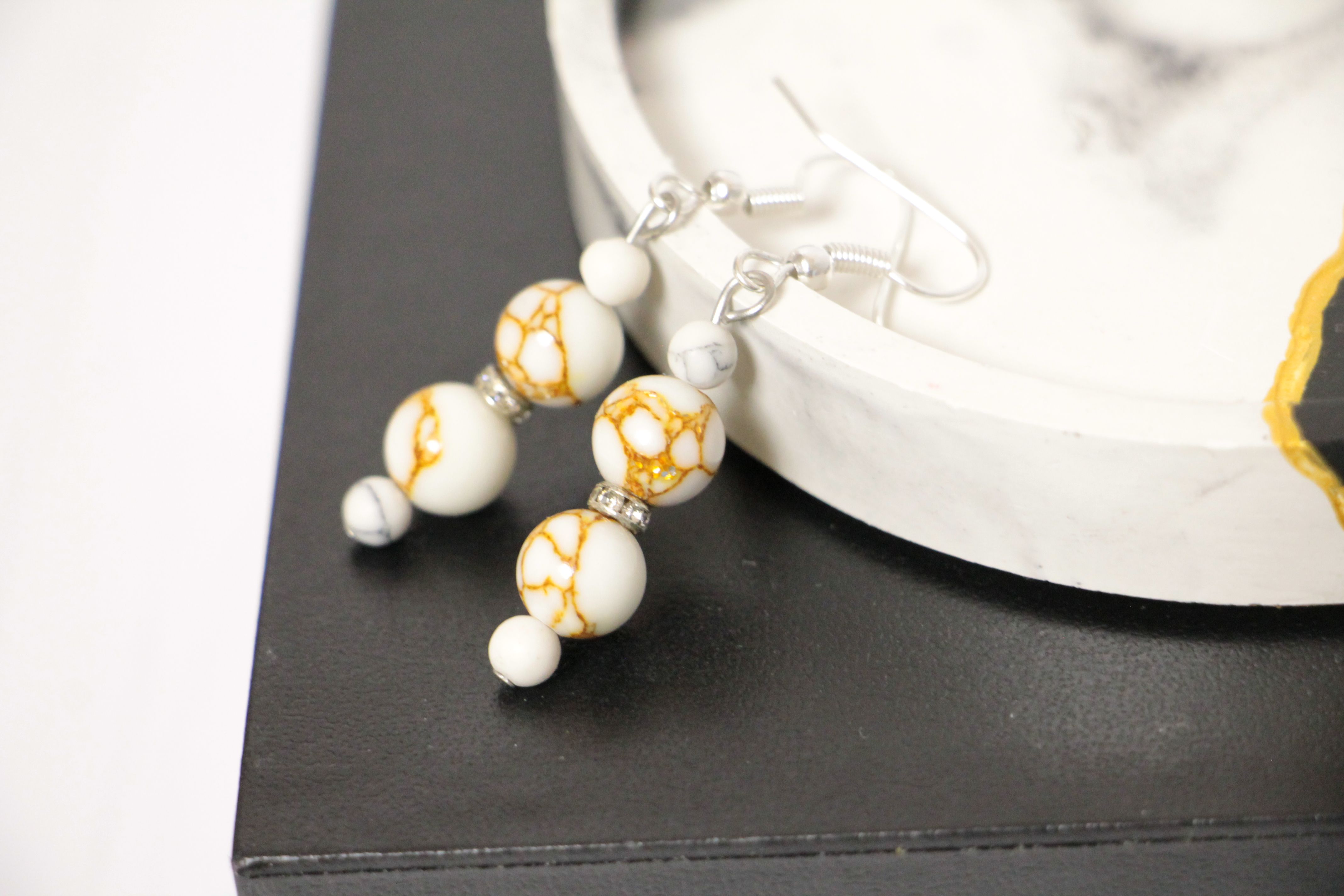 Сережки из белой бирюзы и говлита